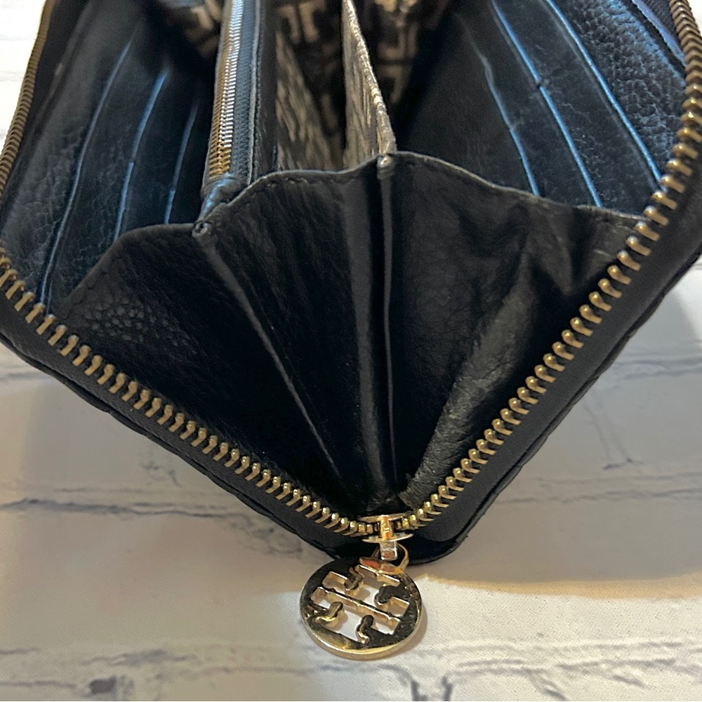 Tory Burch Black Croc-Embossed Long Zippy Wallet With Interior Logo Pattern - Picture 9 of 14